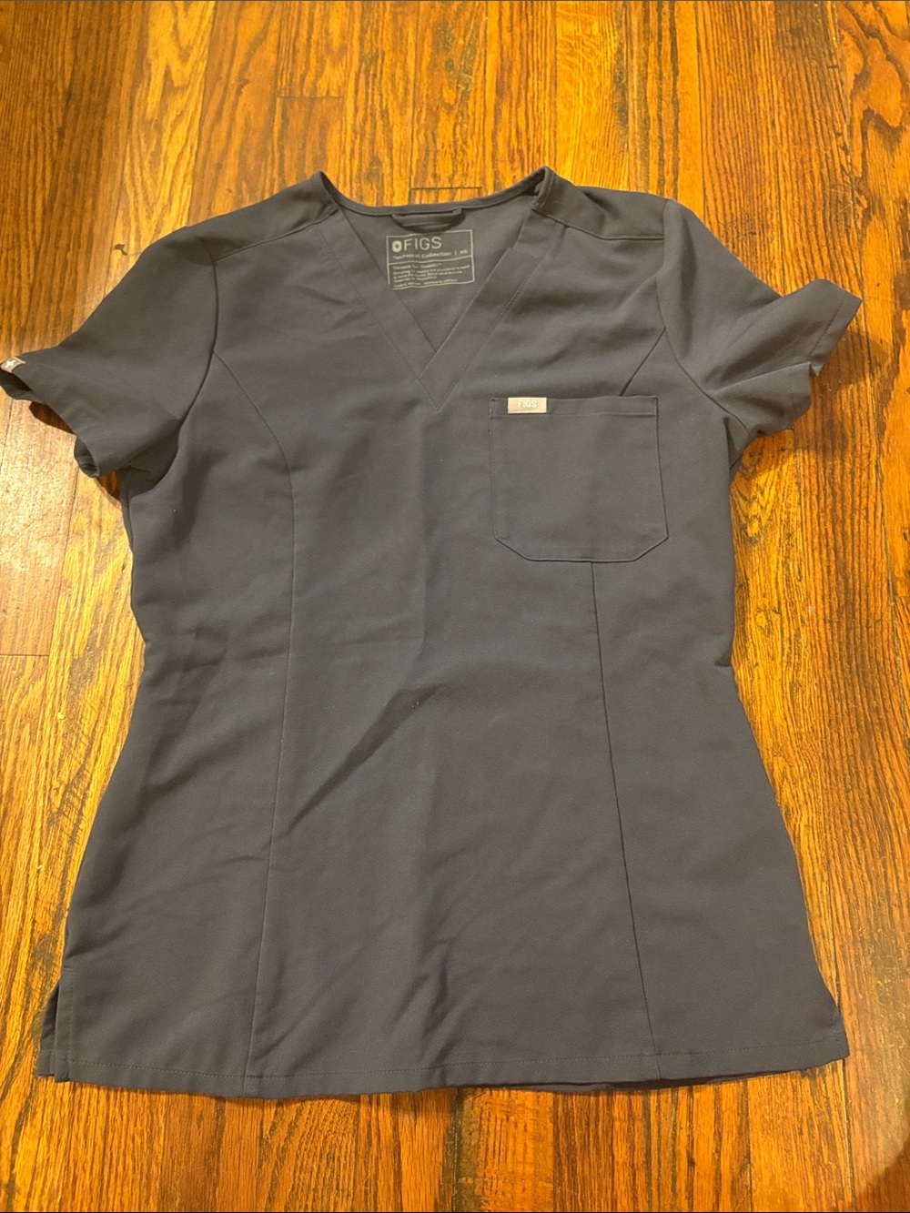 🎉Like New! Figs Women's Gray V-Neck One Pocket Scrub Top!